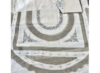 Beautiful Oval Embroidered Tablecloth With 8 Matching Napkins.