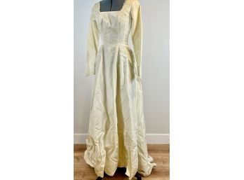 Beautiful Vintage Wedding Gown With Button Back