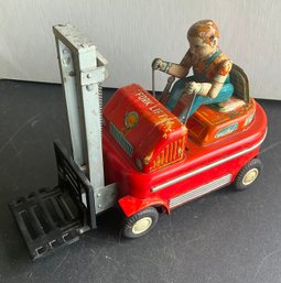 1950'S MODERN TOYS METAL BATTERY OPERATED FORK LIFT TRUCK RED-WE CAN SHIP!