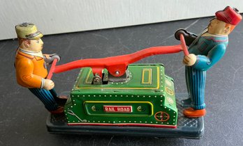 1950s KDP TIN LITHO WIND-UP 2 MEN RAILROAD TRAIN HAND CART JAPAN WORKS- WE CAN SHIP!