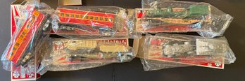 MARX TOYS 5 BOXED IN PLASTIC TRAIN CARS: READ DESCRIPTION AND SEE PICS FOR DETAILS - WE CAN SHIP!