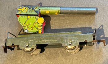 MARX ARMY TRAIN FLATCAR OLIVE 572AA WITH ANTI-AIRCRAFT GUN - WE CAN SHIP!