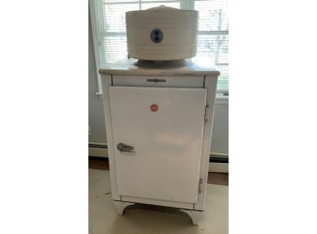 GENERAL ELECTRIC PORCELAIN INTERIOR ICEBOX