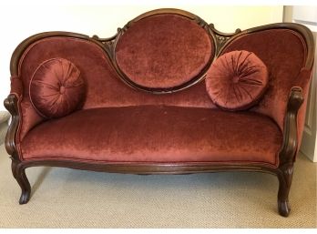 VICTORIAN MEDALLION BACK SETTEE