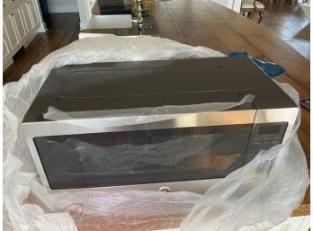 BRAND NEW GE SPACEMAKER MICROWAVE OVEN