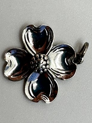 Sterling Silver Flower Pendant, 1.29g