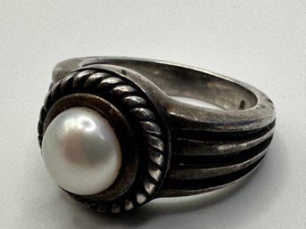 NV-sterling Silver Ring With Pearl In Solitaire Setting And Line Detail On Band Size 6. 6.94 G.