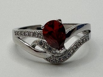Sterling Silver Ring With Interlocking Band With Clear Rhinestones And Red Gem Size 7. 2.74 G.