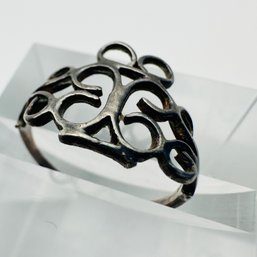 Sterling Silver Band With Unique Intricate, Setting Size 5. 1.37 G.