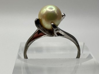 BZ  Sterling Silver Ring With Pearl Stone Size 8.5. 2.12 G.