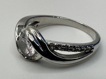 Sterling Silver Clear Stone Set In A Twist Band With Clear Stones In Band Size 7. 2.89 G.