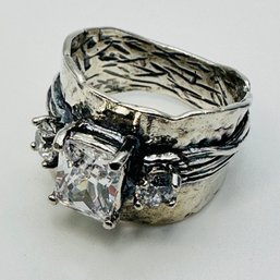 IL-sterling Silver Ring With Three Clear Stones And Unique Design Size 7.5. 6.77 G.