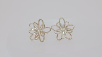 Sterling Wire Flower Stud Earrings 1.0g