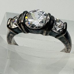 PD-sterling Silver Band With Three Clear Colored Stones Size 7. 5.05 G.