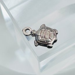 Sterling Silver Small Turtle Pendant. 0.41 G. Can Open.