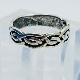 Sterling Silver Celtic Knot Band. Size 7. 3.19 G.