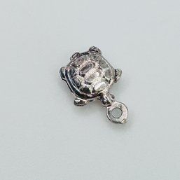 Sterling Silver Turtle Pendant. 0.41 G.