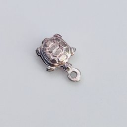 Sterling Silver Detailed Turtle Pendant. 0.44 G.