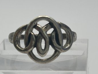 Sterling Silver Ring With Interlocking Circle Design. Size 9.5.  3.7 G.