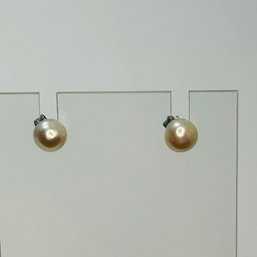 Sterling Silver Pearl Earrings. 0.84 G.