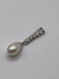 Sterling Pendant With White Gems And Oval Pearl Bead   1.85g