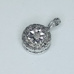 SLD Sterling Silver Round Pendant With Star Design 1.58 G