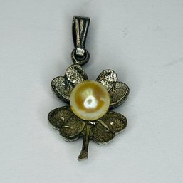 Sterling Silver Pendant For Leaf Clover With Pearl Center 1.39 G