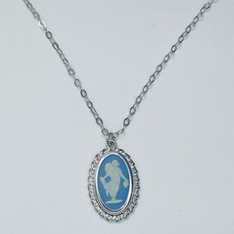 WEDGWOOD England Sterling Silver Cameo Pendant With Sterling Silver Cable Chain Necklace 2.54 G