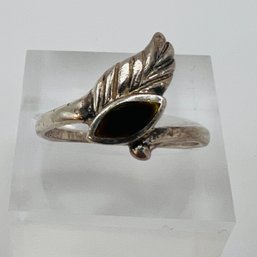 Sterling Silver Ring With Feather Design And Dark Color Stone Unknown Marking Size 6. 1.70 G.