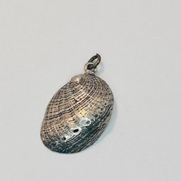 Sterling Silver Shell Pendant 1.39 G