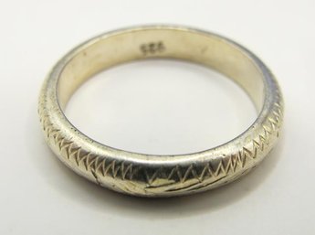 Sterling Band With Small Details 1.55g  Size 6.5