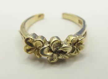 Sterling Ring With Flower Embellishments 1.40g Size 3