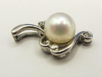 Sterling Pendant Detailed With A Pearl 2.09g