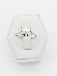 Sterling Pearl Ring W/ Single Rhinestone Sz. 7. 1.1g