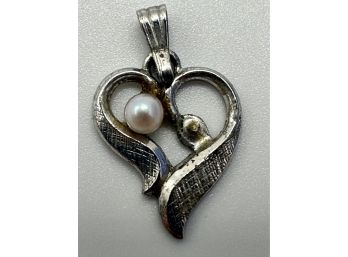 Sterling Silver Heart Pendant With Line Detail And Pearl Colored Stone, 0.95 G.