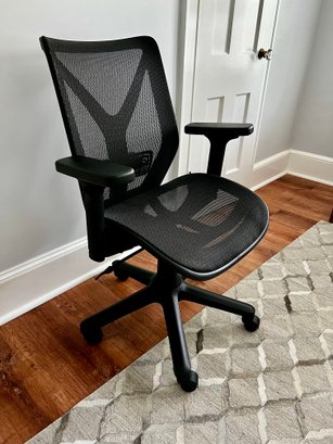 Black Adjustable Home Office Desk Chair That Swivels
