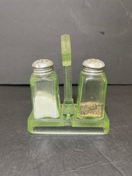 Green Depression Era Etched Glass Salt & Pepper Shakers In Textured Holder / Caddy - Vintage Kitchen Retro Din