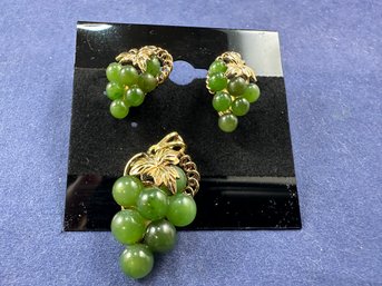 Gold Tone Jade Grape Earrings And Pendant
