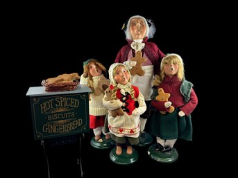 2002 Byers' Choice Ltd  Carolers - Set Of 5, Four Gingerbread Sellers And Gingerbread Stand