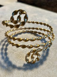 Vintage Revival Style Curled Gold Tone Bracelet