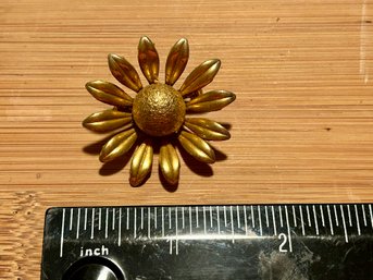 Vintage Gold Tone Daisy Flower Pin