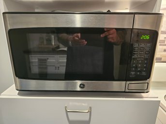 950 Watt GE Microwave Oven