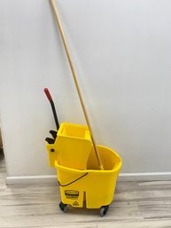 Rubbermaid Commercial Mop Wringer Bucket 35 Quart With Cotton Wet Mop