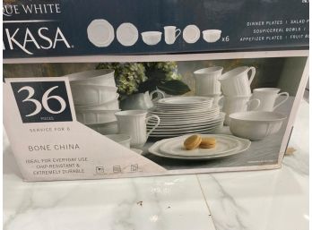 MIKASA ANTIQUE WHITE BONE CHINA DINNERWARE SET FOR 6