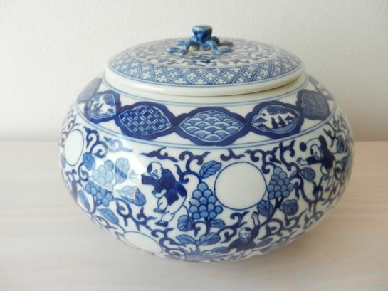 Vintage Asian Large Blue And White China Pot With Lid 9' Diameter  (DL40)