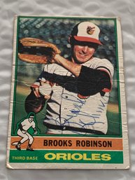 VERY LOW GRADE RATE 1976 TOPPS BROOKS ROBINSON AUTO