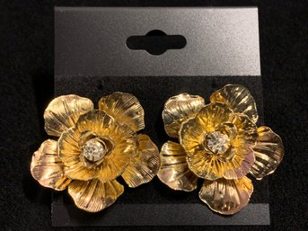 Lovely Gold Tone Floral Earrings With Rhinestone Center Stone, 1' Wide