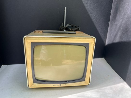 G/ Vintage GE Portable Television Model #TR803