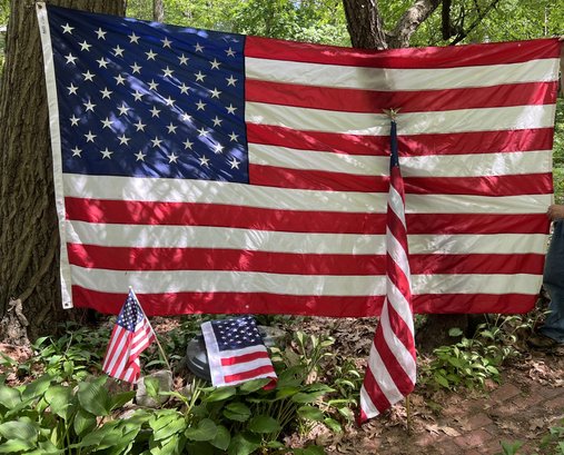 G/ Bin 4pcs - Assorted Sizes - USA American Flags: Small To Huge 10' X 6'