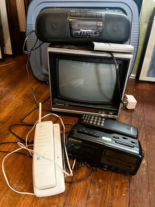1B/ 4pcs - Assorted Vintage Electronics Lot